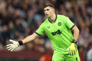 萨哈：奥纳纳缺少大马丁那种领袖气质，前者的错误不符合曼联标准