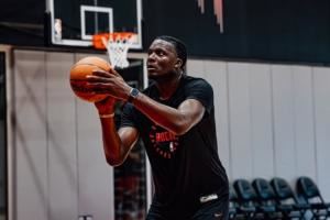 火箭迷你训练营：卡皇、范乔丹、阿门、老姐夫和小贾已开练