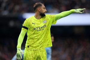 内维尔：多纳鲁马绝对是头猛兽，我非常欣赏他这种门将