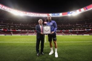 奥布拉克代表马竞出战500场里程碑，塞雷佐为其颁发纪念牌匾