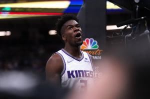 国王记者：球队已裁掉特伦斯-戴维斯 阵容名单缩减至18人