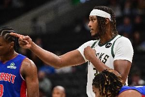 外线还得找手感！雄鹿新援特纳半场拿到7分6板3助4帽 三分5中1