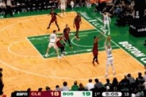 这太恐怖了！豪泽替补2分钟三分球4中4射落12分