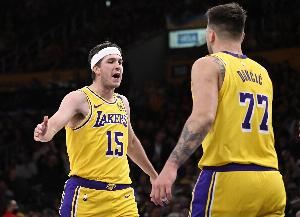 里夫斯:东契奇的投篮方式很奇怪 你很难在不犯规的情况下干扰他